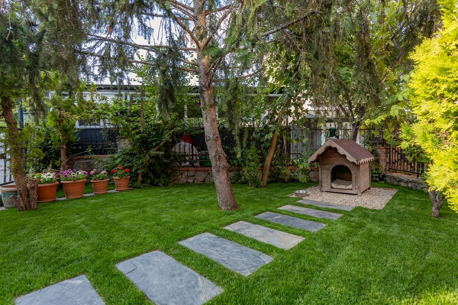 Bahçe, taş yol ve barbekü